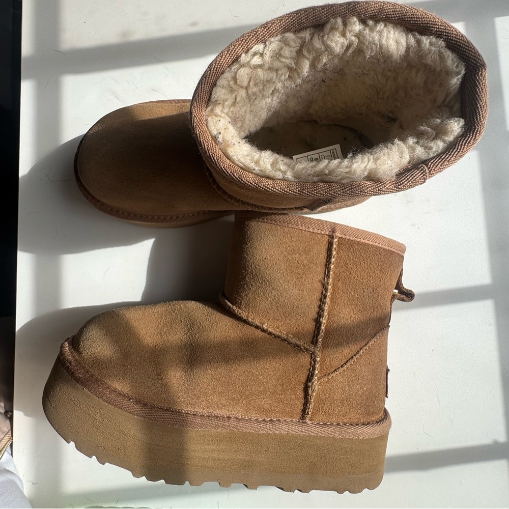 UGG Classic Mini Platform Boot size 1 little girl